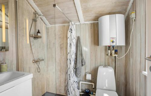 een kleine badkamer met een toilet en een wastafel bij 3 Bedroom Amazing Home In Tranekr in Lokkeby