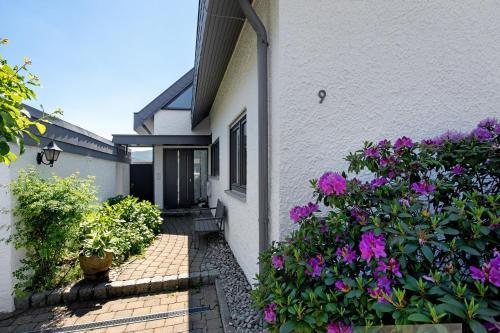 a house with purple flowers on the side of it at Ferienwohnung Lange in Waldstetten