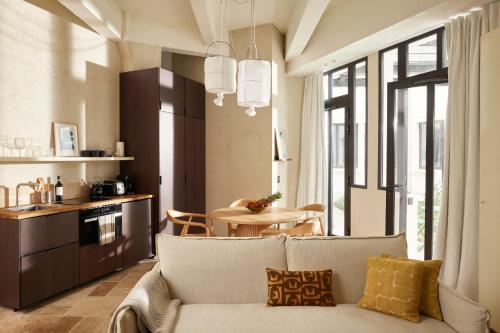 un salon avec un canapé et une table dans l'établissement Cosy 1BR with outside space neighboring Le Marais, à Paris