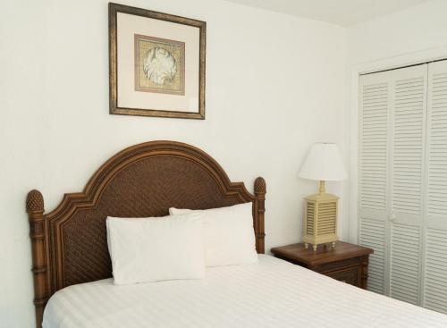 1 dormitorio con 1 cama y una foto en la pared en Beach Club at Montego Inn en Myrtle Beach