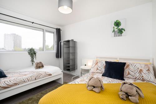 LincolnshireにあるModern 3 Bed House-Free Parkingの寝室にはぬいぐるみが置かれたベッドが2つある