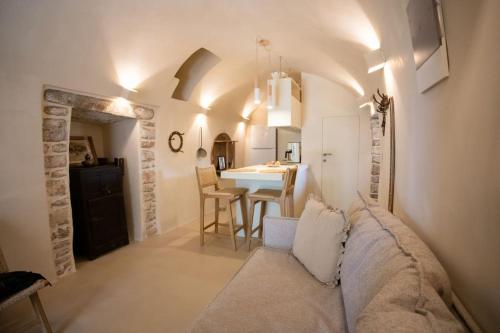 a living room with a couch and a kitchen at ΠΥΡΓΟΣ ΜΠΕΧΡΑΚΗ-Μάνη in Pirgos Dhirou