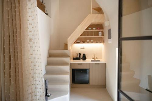 a staircase leading up to a kitchen in a small room at ΠΥΡΓΟΣ ΜΠΕΧΡΑΚΗ-Μάνη in Pirgos Dhirou
