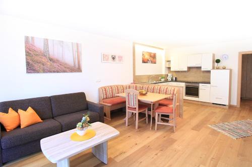 Appartements Sonnenscheinにあるキッチンまたは簡易キッチン