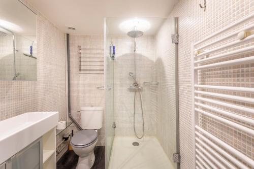 Studio cosy Aix en Provence في آكس أون بروفانس: حمام مع دش ومرحاض ومغسلة