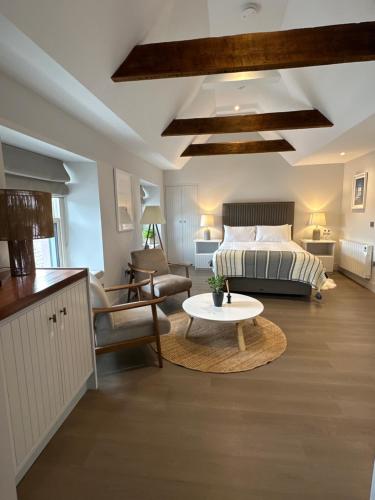 uma sala de estar com uma cama e uma mesa em Number One - Townhouse em Kinsale
