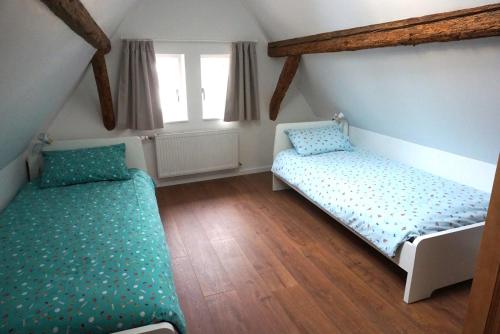 1 Schlafzimmer mit 2 Betten im Dachgeschoss in der Unterkunft Gîte Les Hirondelles - maison typique - centre village - proche vignoble in Scherwiller