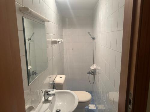 La salle de bains est pourvue d'un lavabo, de toilettes et d'un miroir. dans l'établissement Guest room, à Dubaï