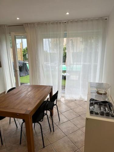 - une cuisine avec une table en bois et une cuisinière dans l'établissement Appartement Arencetu II vue mer avec piscine, à Biguglia