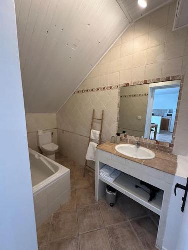 une salle de bain avec un lavabo, une baignoire et des toilettes dans l'établissement Appartement Arencetu II vue mer avec piscine, à Biguglia