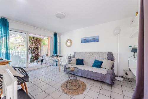 un salon avec un canapé et une table dans l'établissement Studio Pinasse - Welkeys, à Arcachon