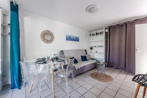 un salon avec une table et un canapé dans l'établissement Studio Pinasse - Welkeys, à Arcachon