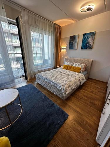 City Centre Apartment with Free Parking