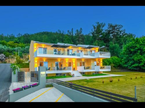 Gallery image of LUNAR in Skala Rachoniou
