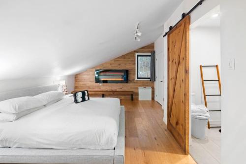 Postel nebo postele na pokoji v ubytování Country Chic Condo with Views of Mont-Tremblant
