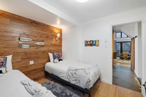 Ένα ή περισσότερα κρεβάτια σε δωμάτιο στο Country Chic Condo with Views of Mont-Tremblant