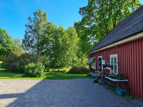 een rood gebouw met een bank erbuiten bij Ekhems Gård in Förslöv