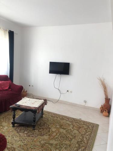 Μια τηλεόραση ή/και κέντρο ψυχαγωγίας στο Simple sunlight apartment - Assomada