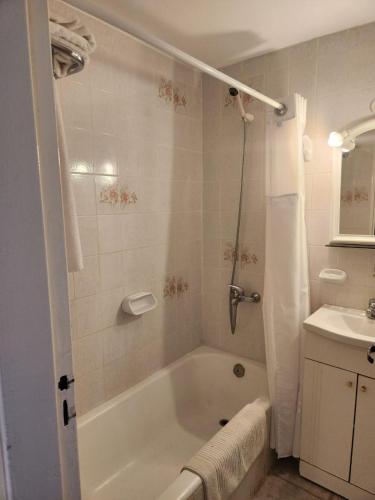 a bathroom with a bath tub and a sink at Buena Vista in San Carlos de Bariloche