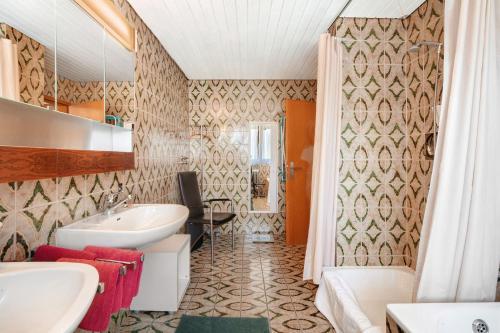 uma casa de banho com um lavatório branco e um espelho. em Weiler in den Bergen em Schwäbisch Gmünd