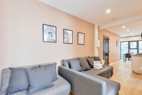 un salon avec un canapé et une table dans l'établissement Charme Parisien 6 Personnes, 2 chambres, 19ème, à Paris