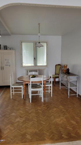 une salle à manger avec une table et des chaises dans l'établissement Maison indépendante 24h du Mans, à Arnage