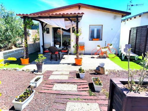 une terrasse avec des plantes en pot et une maison dans l'établissement Villa Daita 1, à Granadilla de Abona