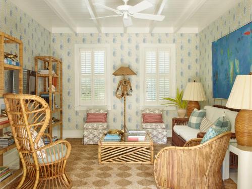 sala de estar con sofá y ventilador de techo en Eleven Bahama House, en Harbour Island