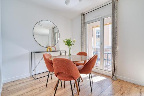 une salle à manger avec une table, des chaises et un miroir dans l'établissement Le Nuancé - À deux pas de Paris - 325B, à Rueil-Malmaison