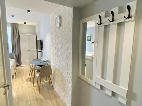 Un comedor con una mesa y un espejo. en Premium palace apartments, en Batumi