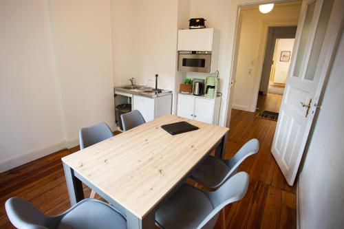 Sehr zentral / Hell / Altbau في هامبورغ: طاولة وكراسي في غرفة مع مطبخ