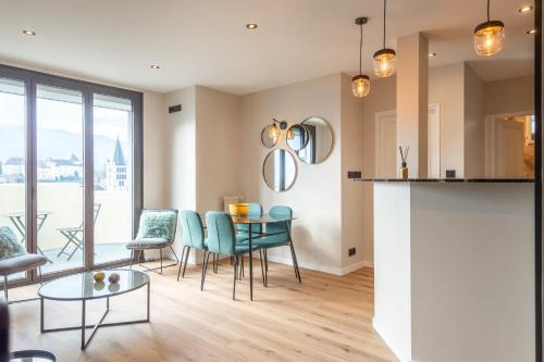 une cuisine et un salon avec une table et des chaises dans l'établissement LE BEAU MARCY - Contemporary city centre flat, à Annecy