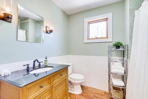 un bagno con lavandino e WC di Jeffersonville Home with Deck Near Hiking and Climbing a Jeffersonville