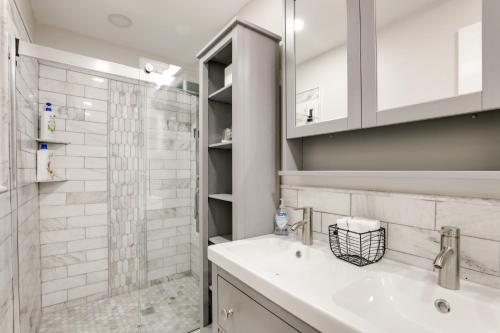 une salle de bain blanche avec un lavabo et une douche dans l'établissement Spacious Atlanta Home with Yard about 9 Mi to Downtown, à Atlanta
