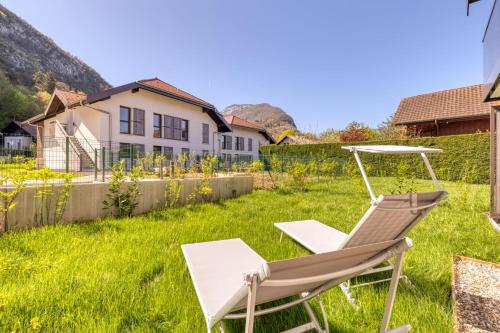 une chaise dans la cour d'une maison dans l'établissement La Caseta - idéalement situé à 150m du lac, à Duingt