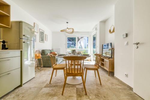 une cuisine avec une table et des chaises dans une pièce dans l'établissement La Caseta - idéalement situé à 150m du lac, à Duingt