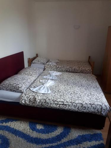 2 camas individuais num quarto com em Apartman Break 1 em Bijeljina