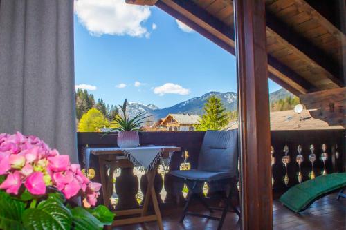 einen Balkon mit einem Tisch und Stühlen sowie Aussicht in der Unterkunft Gästehaus Kayetan in Klais