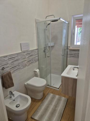 W łazience znajduje się prysznic, toaleta i umywalka. w obiekcie LaCasaDiVito w mieście Marsala