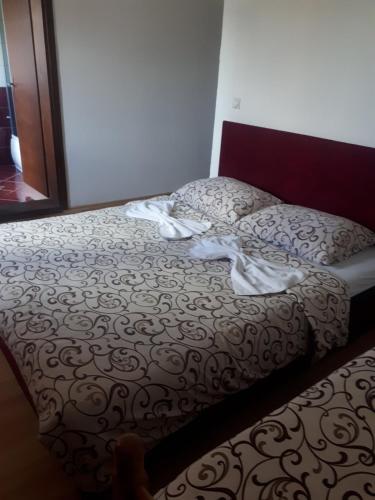 uma cama num quarto com em Apartman Break 1 em Bijeljina