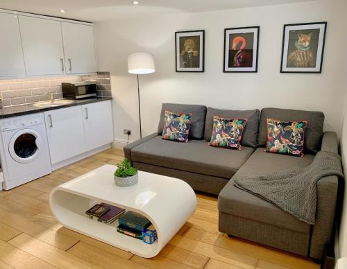 a living room with a couch and a table at Prospect Apartment, 3 Guests, Free Parking & Wi-Fi in Reading