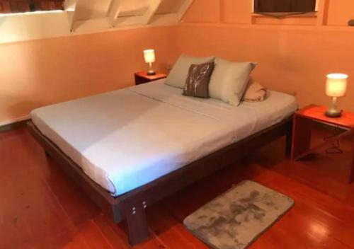 1 cama en una habitación con 2 lámparas en 2 mesas en Mountain Breeze Home Rentals en Portsmouth