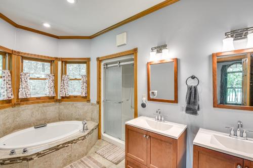 ein Badezimmer mit zwei Waschbecken, einer Badewanne und einer Dusche in der Unterkunft Huge Family Home with Pool - 13 Mi to Lake Michigan! in LaPorte