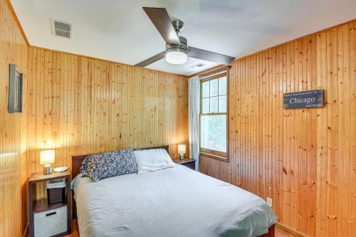 Schlafzimmer mit holzgetäfelten Wänden und einem Bett in der Unterkunft Huge Family Home with Pool - 13 Mi to Lake Michigan! in LaPorte