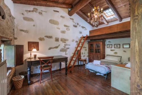 - une chambre avec un bureau, un lit et une échelle dans l'établissement Antico Mulino Baderem, à Sorisole