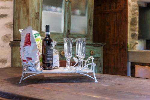 a tray with a bottle of wine and glasses on a table at Antico Mulino Baderem in Sorisole