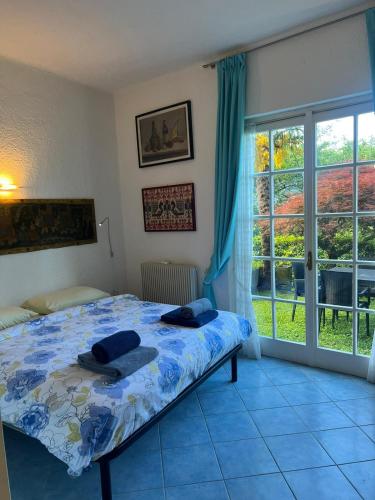 a bedroom with a bed with two hats on it at Emma's House in Lierna
