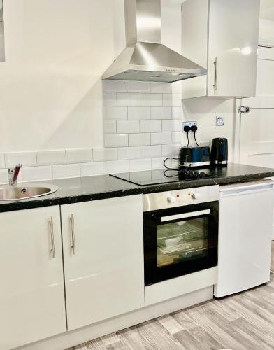 Кухня или мини-кухня в Luton Airport Studio
