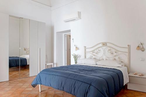 - une chambre avec un grand lit et une couverture bleue dans l'établissement Casa Giosuè - Your home on the Amalfi Coast, à Conca dei Marini