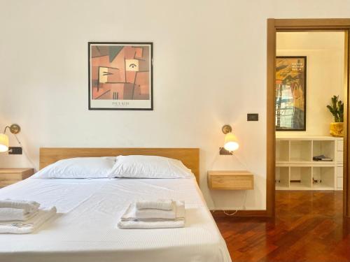 CasaViva - Bilo with patio in Genova San Teodoro في جينوا: غرفة نوم عليها سرير وفوط